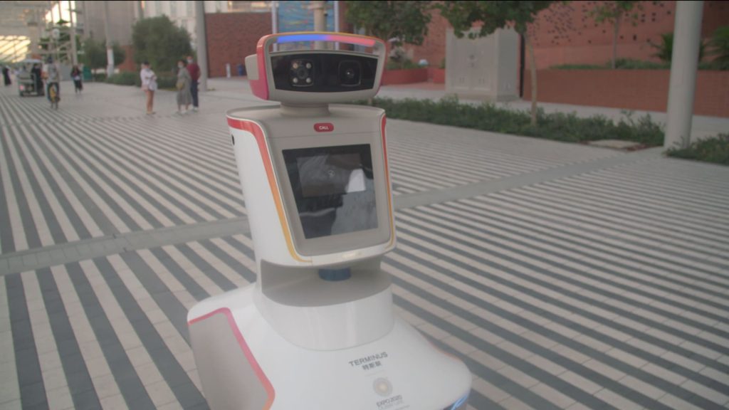 يُذكّر-الزوار-بالالتزام-بالكمامات.-هذا-ما-يقوم-به-هذا-الروبوت-في-إكسبو-2020-دبي