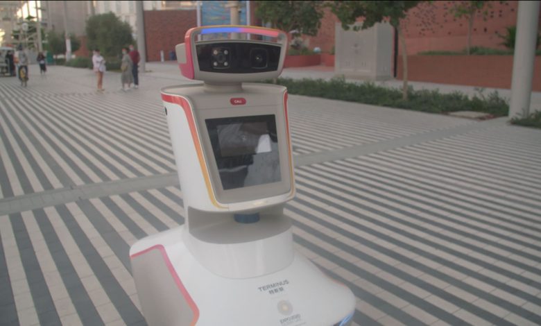 يُذكّر-الزوار-بالالتزام-بالكمامات.-هذا-ما-يقوم-به-هذا-الروبوت-في-إكسبو-2020-دبي