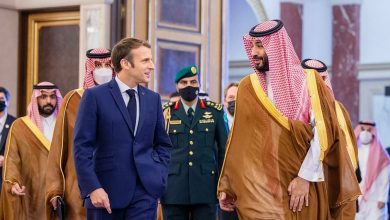صورة الرئيس الفرنسي يصل إلى السعودية في إطار جولته الخليجية