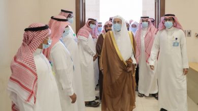 فيديو-تقبيل-وزير-سعودي-لرأس-شاب-في-مسجد-يثير-تفاعلا