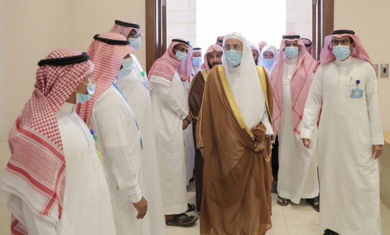 فيديو-تقبيل-وزير-سعودي-لرأس-شاب-في-مسجد-يثير-تفاعلا