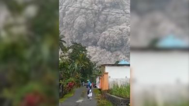صورة شاهد.. لحظات رعب وفرار جماعي للسكان من ثوران بركان جبل سيميرو في إندونيسيا