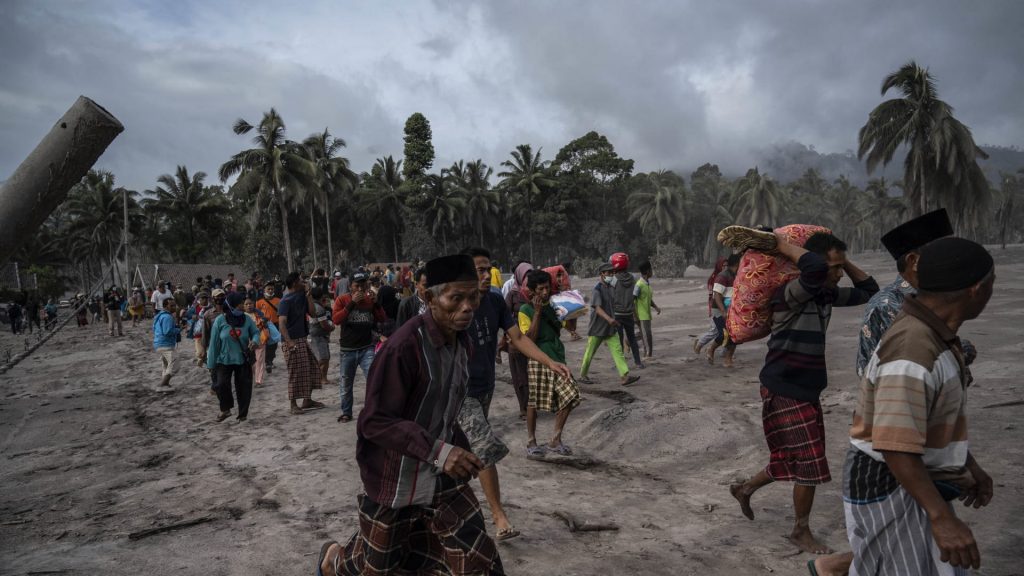 مصرع-14-وإجلاء-مئات-العائلات-جراء-ثوران-بركان-جبل-سيميرو-في-إندونيسيا