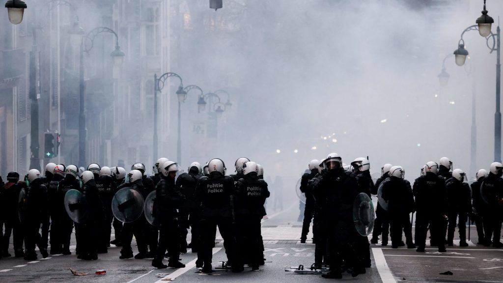 اشتباكات-بين-الشرطة-ومحتجين-على-تدابير-فيروس-كورونا-في-بلجيكا