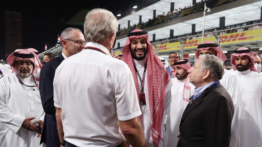 ولي-عهد-السعودية-يشهد-منافسات-“فورمولا-1”-على-حلبة-كورنيش-جدة