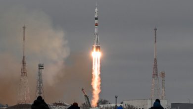 صورة شاهد لحظة إنطلاق صاروخ روسي يحمل مليارديرا يابانيا الى الفضاء