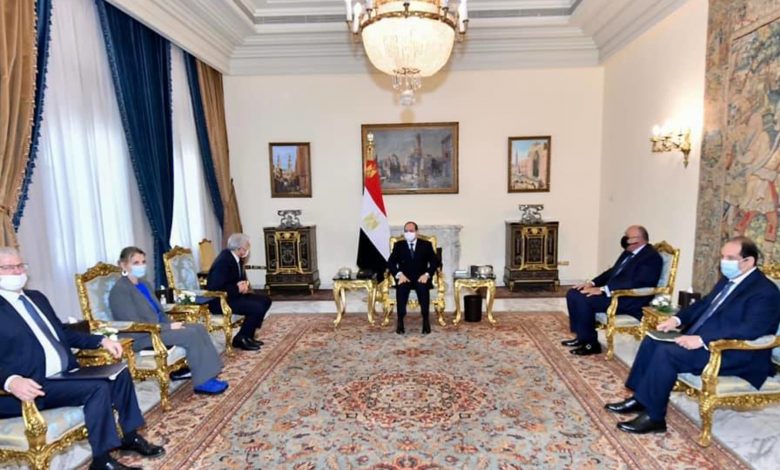 الرئيس-المصري-يستقبل-وزير-خارجية-إسرائيل.-ولابيد-يسلم-شكري-95-قطعة-أثرية-مُهربة