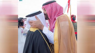 صورة تقبيل ولي العهد السعودي محمد بن سلمان لجبهة عاهل البحرين يثير تفاعلا