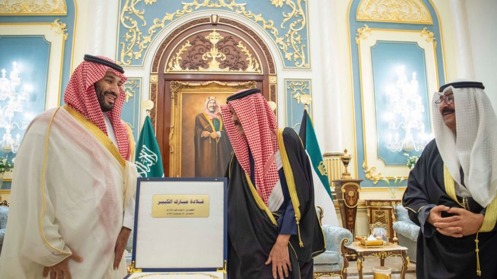 أمير-الكويت-يقدم-وسام-مبارك-الكبير-إلى-ولي-عهد-السعودية-في-ختام-جولته-الخليجية