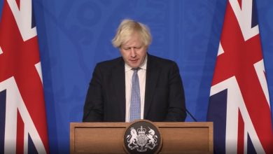 صورة ليست فضيحته الوحيدة.. فيديو حفلة مسرّب يلاحق رئيس وزراء بريطانيا