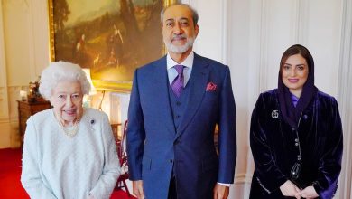 ملكة-بريطانيا-تستقبل-سلطان-عُمان-وزوجته.-وتمنحه-وسام-الفارس