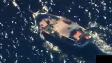 صورة أمريكا تنشر فيديو انقاذ بحارة من قارب مشتعل بخليج عُمان