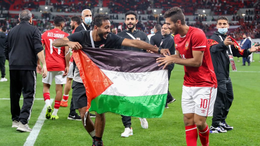 عمرو-أديب-يعلق-على-رفع-لاعبي-الأهلي-العلم-الفلسطيني:-“ليست-خطرا”