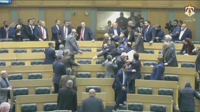 صورة فوضى وعراك بالأيدي وشتائم في البرلمان الأردني خلال مناقشة تعديل الدستور