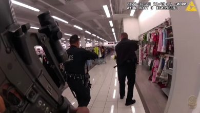 صورة ضابط يطلق النار على مهاجم في متجر فيقتل مراهقة تختبئ في غرفة تبديل ملابس دون علمه