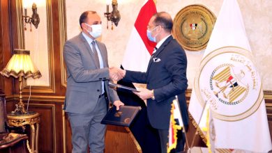 صورة وزير العدل يشهد توقيع بروتوكول تعاون بين شركة اتصالات مصر ووزارة العدل لتقديم خدمات الشهر العقاري