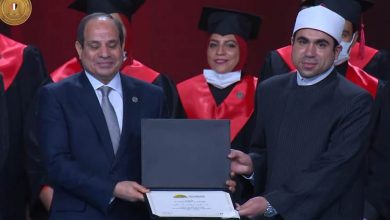 صورة الرئيس السيسي يسلم شهادات التخرج لخريجي الأكاديمة الوطنية للتدريب