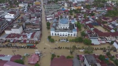 صورة من الجو.. شاهد كيف غمرت الفيضانات إقليما في إندونيسيا
