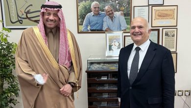 صورة سفير السعودية بالأردن يغرد بصورة مع ولي العهد الأسبق الأمير الحسن بن طلال ويعلق