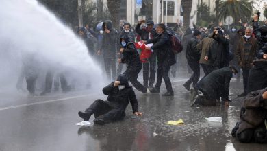 الأمن-التونسي-يطلق-الغاز-المسيل-للدموع-لتفريق-متظاهرين-ضد-الرئيس-في-ذكرى-الثورة