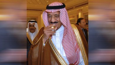 صورة السعودية.. عائض القرني يغرد بفيديو قديم للملك سلمان ويربطه بولي العهد