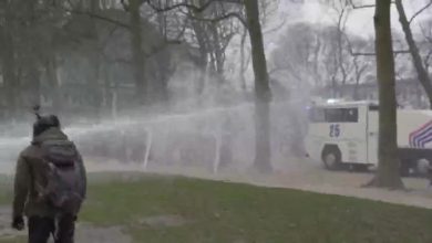 صورة شاهد.. الشرطة البلجيكية تطلق مدافع المياه على محتجي قيود فيروس كورونا
