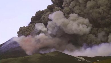 بركان-إيتنا-يثور-مجددًا-في-إيطاليا-ويقذف-سحب-الرماد-البركاني-بارتفاع-12-كيلومترًا
