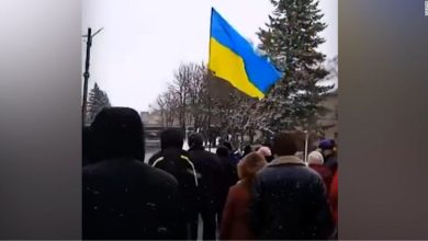 متظاهرون-أوكرانيون-في-مواجهة-قوات-روسية-رغم-إطلاق-النار