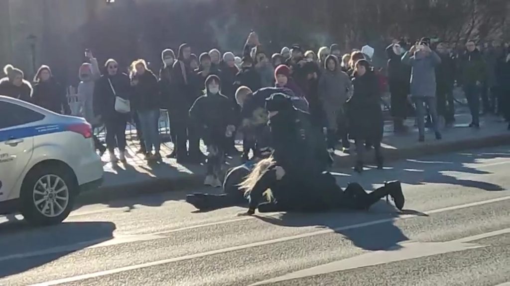 روسيا.-الشرطة-تعتدي-بالضرب-وتحتجز-متظاهرين-شاركوا-باحتجاجات-مناهضة-لغزو-أوكرانيا