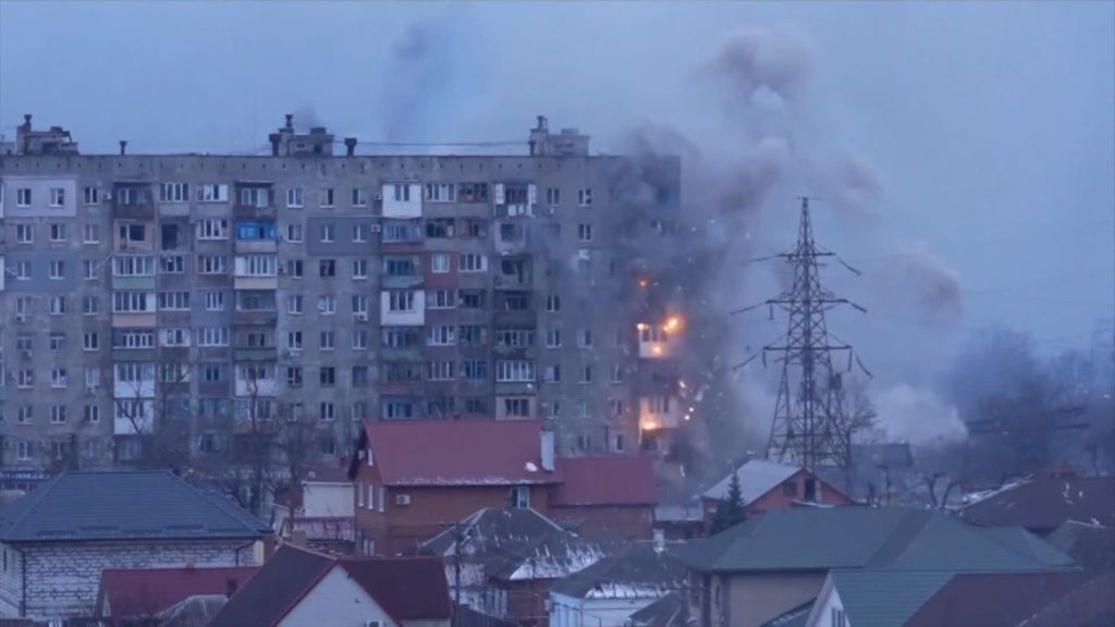 فيديو-يظهر-إطلاق-دبابات-روسية-النار-على-مبان-سكنية-بشكل-متكرر-في-أوكرانيا