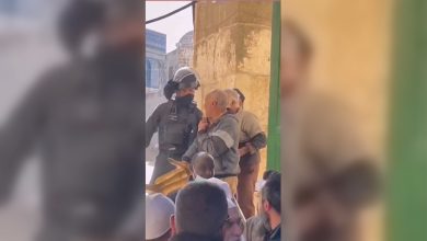 تداول-فيديو-لجندي-إسرائيلي-يدفع-بعنف-مصلين-مسنين-في-المسجد-الأقصى
