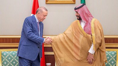 أسلوب-تحية-أردوغان-لمحمد-بن-سلمان-والعناق-في-السعودية-يثير-تفاعلا