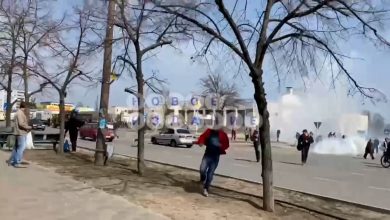 شاهد.-إطلاق-نار-وانفجارات-لتفريق-متظاهرين-في-بلدة-أوكرانية-تسيطر-عليها-روسيا