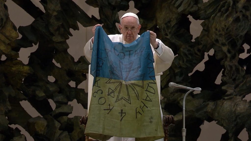 بابا-الفاتيكان-يرفع-علم-أوكرانيا.-ويدين-القتل-الجماعي-في-بوتشا