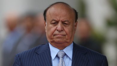 الرئيس-اليمني-يقيل-نائبه-الأحمر-وينقل-كامل-صلاحياته-الرئاسية-لمجلس-القيادة-الرئاسي