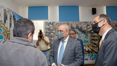صورة وزير الإسكان يستعرض التصميمات بمنطقة الداون تاون بمدينة العلمين الجديدة