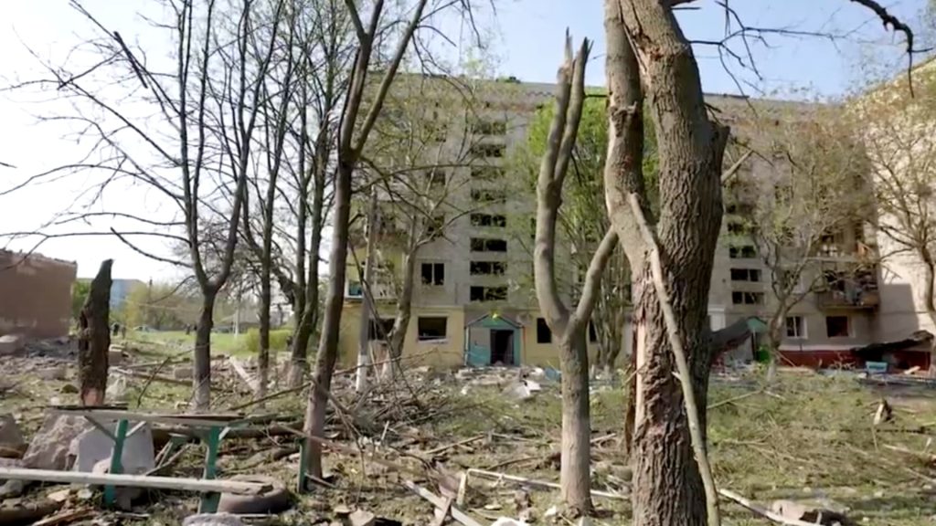 شاهد-ما-حدث-عندما-سقطت-6-صواريخ-روسية-على-مجمع-سكني-في-أوكرانيا
