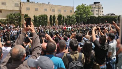 الآلاف-بمراسم-وداع-شرين-أبو-عاقلة.-وعباس-يتعهد-برفع-القضية-لمحكمة-الجنايات-الدولية