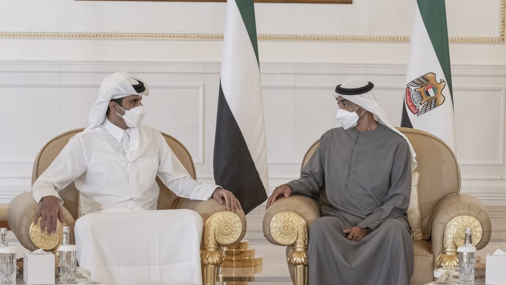 أمير-قطر-يجري-أول-زيارة-إلى-الإمارات.-ويعزي-محمد-بن-زايد-في-وفاة-الشيخ-خليفة