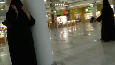 صورة السعودية.. ضجة على فيديو “منع” فتاة سعودية من الجلوس بعملها و”الأجنبي مرتاح”.. والسلطات ترد