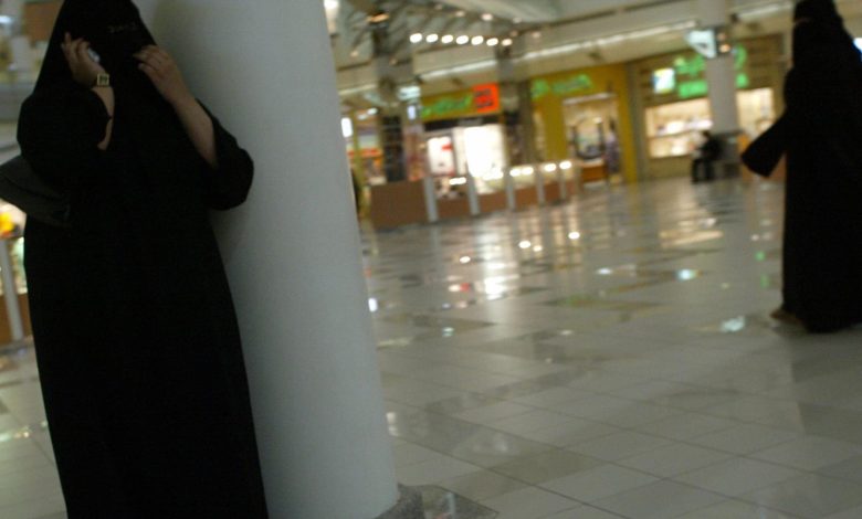 السعودية-ضجة-على-فيديو-“منع”-فتاة-سعودية-من-الجلوس-بعملها-و”الأجنبي-مرتاح”.-والسلطات-ترد
