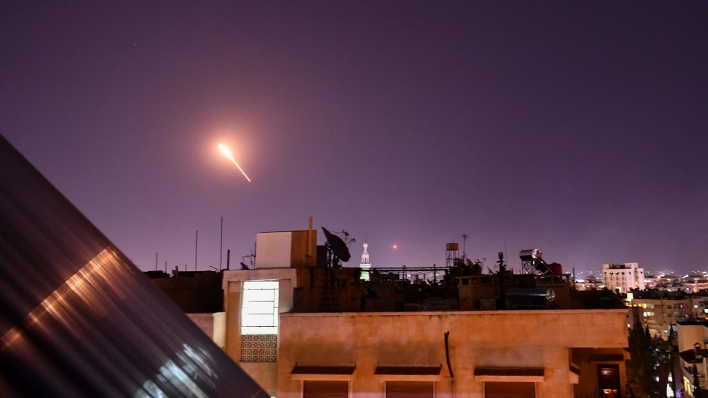 سوريا:-مقتل-3-أشخاص-إثر-“عدوان-إسرائيلي-بالصواريخ”