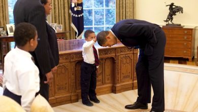 أوباما-يتواصل-مع-طفل-لمس-شعره-في-هذه-الصورة-الأيقونية