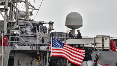 البحرية-الأمريكية-تكشف-عن-ملاحقة-زوارق-إيرانية-لسفينتين-في-مضيق-هرمز