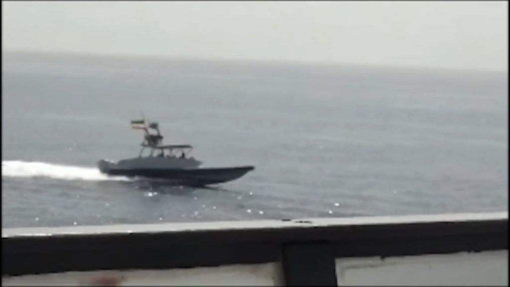 شاهد.-قوارب-إيرانية-“تتحرش”-بسفن-أمريكية-في-مضيق-هرمز-بـ”طريقة-غير-آمنة-وغير-مهنية”