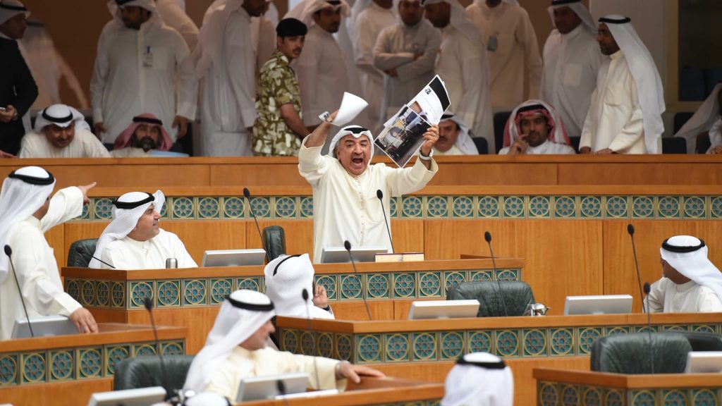 ولي-عهد-الكويت-يعلن-اللجوء-للدستور-وحل-مجلس-الأمة-والدعوة-لانتخابات-عامة