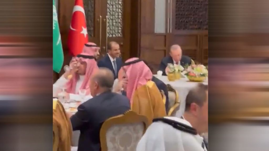 تداول-فيديو-من-بُعد-يظهر-لغة-جسد-محمد-بن-سلمان-وأردوغان-على-طاولة-عشاء-وما-الأغنية-التي-عُزفت