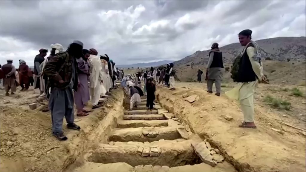 قبر-تلو-الآخر.-فيديو-صادم-يوثق-حفر-مقابر-جماعية-في-أفغانستان