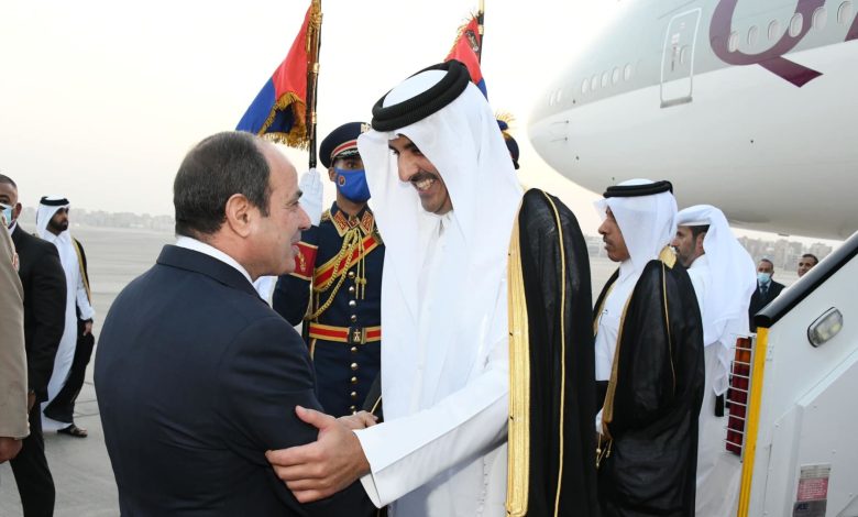 أهم-زيارة-ومصافحة-هذا-الأسبوع”.-أكاديمي-إماراتي-مُعلقا-على-صورة-لأمير-قطر-والرئيس-المصري