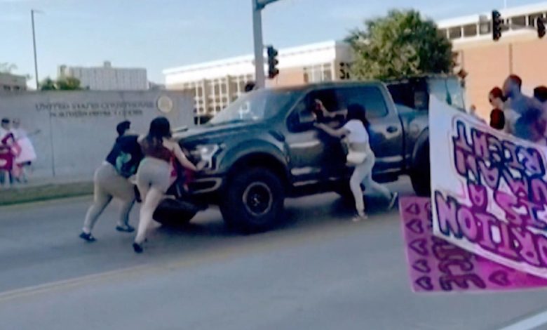 فيديو-يُظهر-مواجهة-عنيفة-بين-سائق-شاحنة-ومحتجين-ضد-حكم-الإجهاض-في-أمريكا